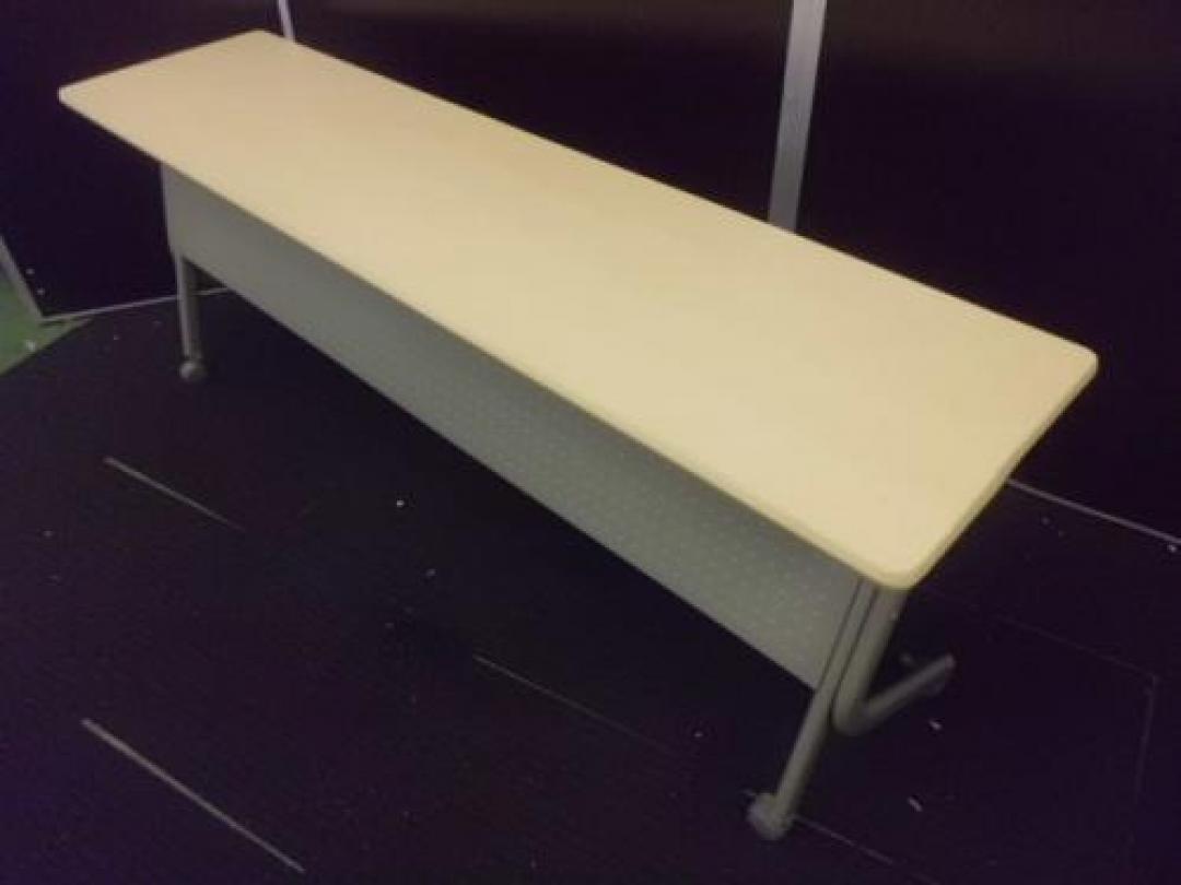 【￥７.３５０　状態良好シリーズ】　内田洋行製　Ｗ１８００ｍｍサイドスタックテーブル　■　ナチュラル天板
                                    中古
            