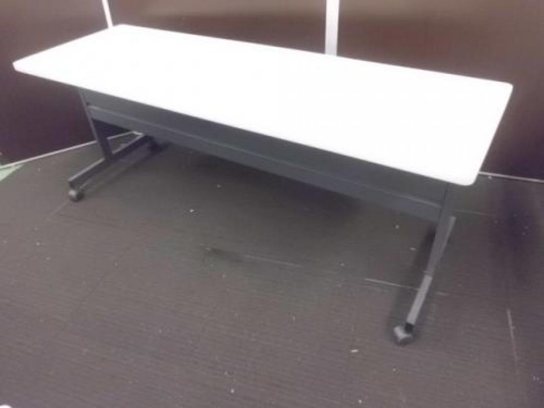 【￥７.３５０　状態良好シリーズ】　プラス製　Ｗ1800ｍｍ　サイドスタックテーブル　■　状態良好
                                    中古
            