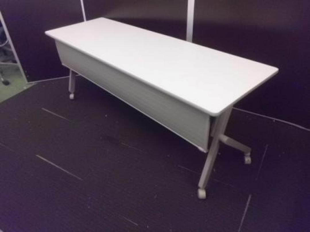 【￥７.３５０　状態良好シリーズ】　イトーキ製　Ｗ1800ｍｍ　サイドスタックテーブル　■　状態良好
                                    中古
            