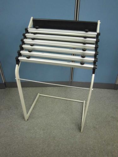 【注目商品！】　ＵＣＨＩＤＡ製　新聞架　■6部掛けられます！
                                    中古
            