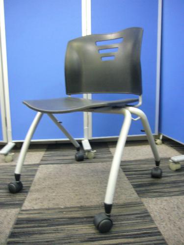 スタッキングチェア4脚セット　キャスター付きで移動や収納も便利ですよ♪【会議チェア】
                                    中古
            