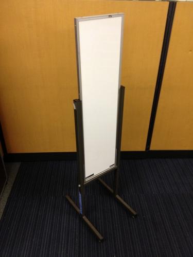 ■5/22在庫：￥5,250-■縦型のホワイトボード■両面■部屋の前に置くも良し！通路の誘導に使用するも良し！■
                                    中古
            