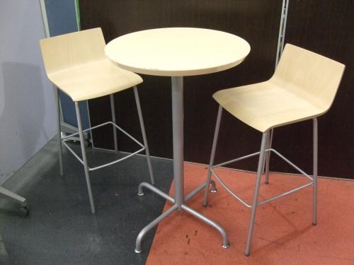 【休憩室やエントランスに♪】カウンターチェア2脚とテーブルのセット商品【カフェのような雰囲気を出せます】
                                    中古
            