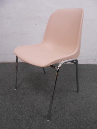 【　ちょっと座るだけならこれくらいがちょうど良い　】　メーカー　unknow　｜　スタッキングチェア※上に重なる　｜　ベージュ　｜　入荷4脚　｜　　　【会議チェア】
                                    中古
            