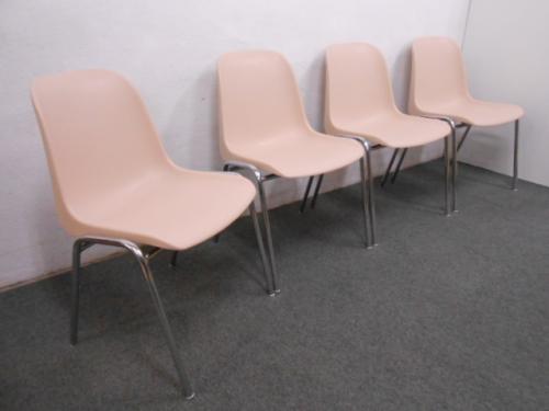 【　ちょっと座るだけならこれくらいがちょうど良い　】　メーカー　unknow　｜　スタッキングチェア※上に重なる　｜　ベージュ　｜　4脚セット　｜　【会議チェア】
                                    中古
            