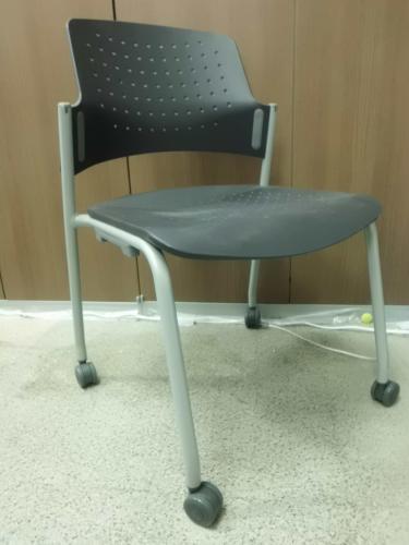 【アウトレット品】【■キャスター付　■ブラック色　】【会議チェア】
                                    新古品
            