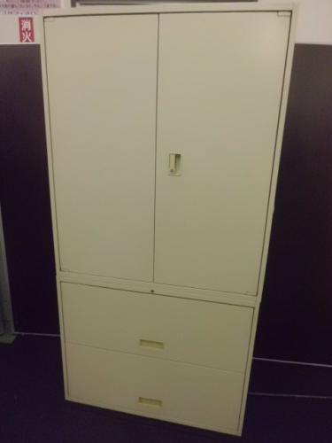 【￥１４.７００　使えればいいやシリーズ】　コクヨ製　上/両開き　下/２段ケンドン　　■　珍しいタイプの書庫が入荷しました　■　使用感有りの為、オツトメ品
                                    中古
            