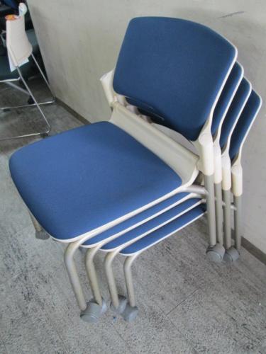 内田洋行　スタッキングチェア　ブルー　キャスター付　4脚セット【会議チェア】
                                    中古
            