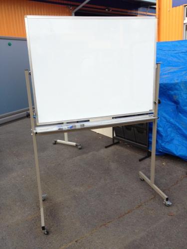 ホワイトボード脚付き片面
                                    中古
            