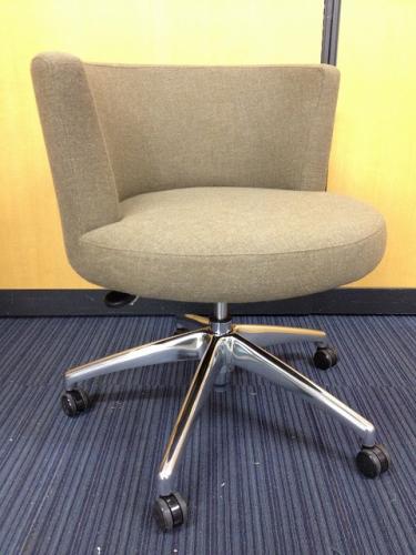 *新古品*【￥4,200-｜7/25更新】■丸くて、かわいいチェア■待合室にいかがですか？■【会議チェア】
                                    新古品
            