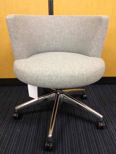 *新古品*【￥3,980-｜7/25更新】■かわいい丸チェア■待合室にいかがでしょうか？■【おつとめ品】【会議チェア】
                                    新古品
            