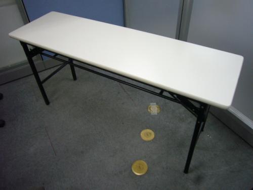 井上金庫製■折りたたみテーブル■使用しないときは折りたたんで収納■程よいサイズの人気製品■
                                    中古
            