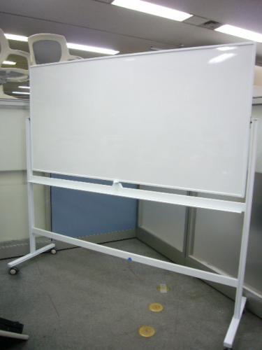 自立式ホワイトボード■片面タイプ■オフィスに1台は当たり前■あると便利なホワイトボード
                                    中古
            