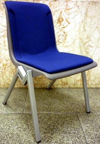 ■良品大量入荷!■オシャレなシルバーフレーム★<br>
側面特殊形状によりスタックしてもがっちりロック♪【会議チェア】
                                    中古
            