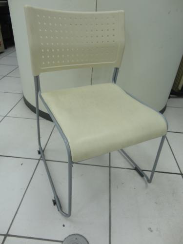 チトセ製　スタッキングチェア　ホワイト【会議チェア】
                                    中古
            