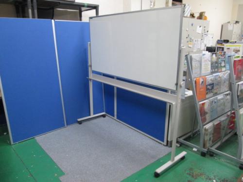 W1800サイズの片面ホワイトボード自立型が入荷。
                                    中古
            