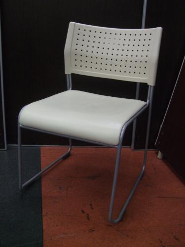■おつとめ品■【アイリス製　スタッキングチェア】■座面はビニール地■【会議チェア】
                                    中古
            