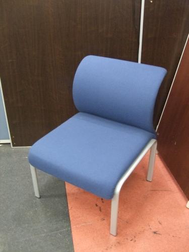 ■イトーキ製　ロビーチェア■【2脚並べて待合室にも！】■綺麗なロイヤルブルー色■
                                    中古
            