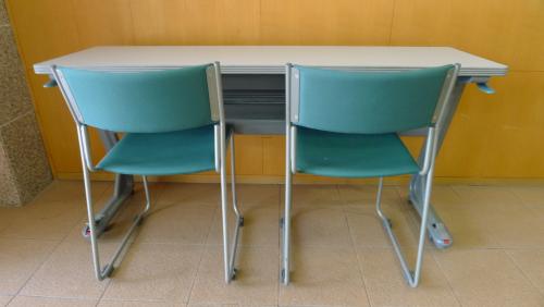 スタックテーブル　スタッキングチェア　【セット商品】
                                    中古
            