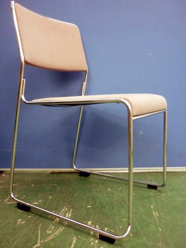 ■スタッキングチェア　布製グレーの定番タイプ■　多少のほつれ・使用感はありますがご使用には問題無しです【会議チェア】
                                    中古
            