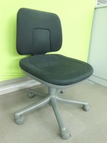 ■オカムラ　■28型チェア ■シミありのため【OAチェア】
                                    中古
            