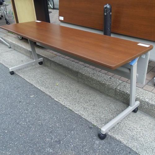 【6/15ラスト1台の為値下げ】メラミン天板の木目色スタッキングテーブル（平行スタッキングタイプでは御座いません）
                                    中古
            