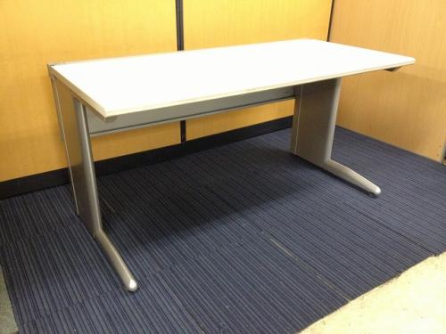 *安っ!!!*【事務机】平机(エーキューズ）【おつとめ品】【状態良好】<br>
【数が揃います】【天板：ホワイト】【フレーム：シルバー】
                                    中古
            