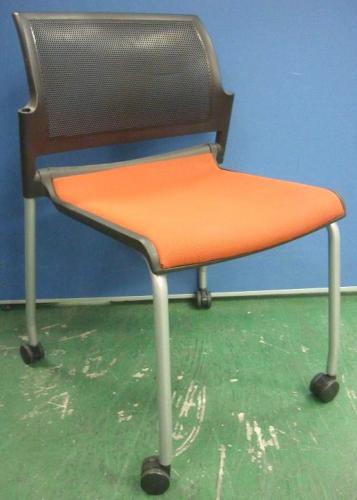 ■前後に重ねて収納!■　<br>元メモ台付のため、フレームに穴あり【会議チェア】
                                    中古
            