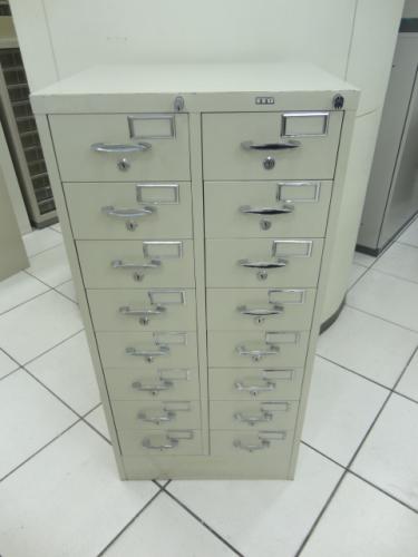 ITO製『スチールトレイ　2列8段』スチールなので、金属などを入れても大丈夫です！
                                    中古
            