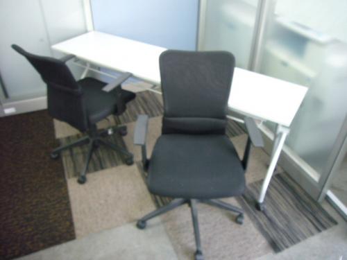 【ロット】【セット】　♪ミーティングテーブルセット商品♪　メッシュチェアとサイドスタックテーブルはともに良好品です！！　
                                    中古
            