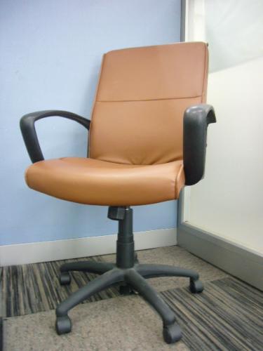 アイリスチトセ製　エグゼクティブチェア　心地よさが高めるトップの風格。クッションが快適性を兼ね備えています。【OAチェア】
                                    中古
            