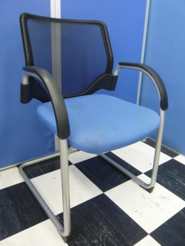 ■3脚限定■【￥４，２００→３,０００】　オカムラ製ミーティングチェア　【エアリ】　ブラック×ブルー【会議チェア】
                                    中古
            