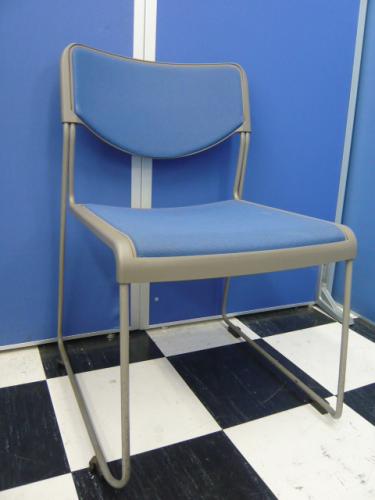 ■スタッキングチェア■　【イトーキ製】　さわやかブルー色　※使用後は重ねて収納できます【会議チェア】
                                    中古
            