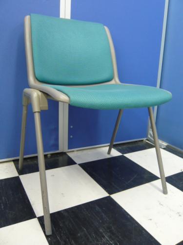 ■スタッキングチェア■　【イトーキ製】　癒しのグリーン色　※使用後は重ねて収納できます【会議チェア】
                                    中古
            