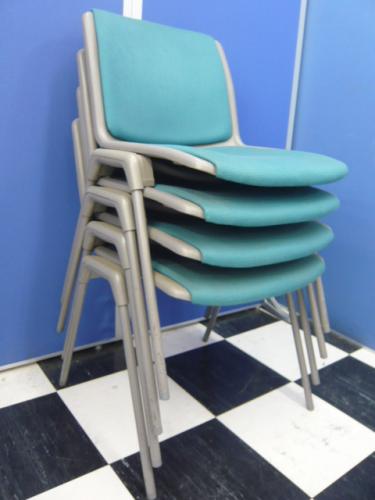 ■スタッキングチェア■　【イトーキ製】　癒しのグリーン色　※使用後は重ねて収納できます【会議チェア】
                                    中古
            