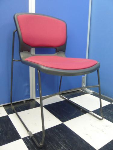■スタッキングチェア■　ローズピンク色　【内田洋行製】　※使用後は重ねて収納できます【会議チェア】
                                    中古
            