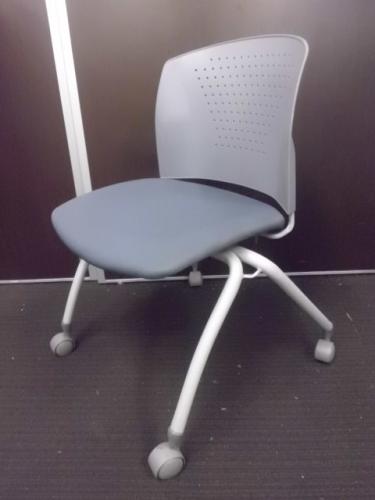 【￥５.２５０　状態良好シリーズ】　キャスター付　スタッキングチェア　■　状態良好【会議チェア】
                                    中古
            