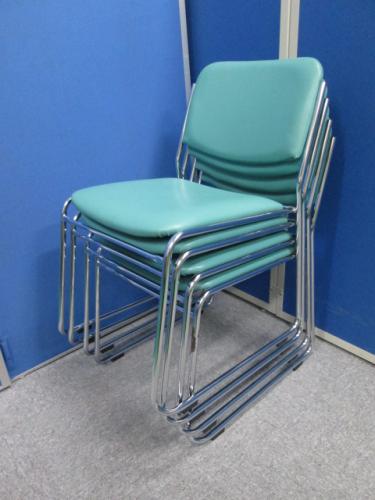 ■状態良好■スタッキングチェアが入荷。グリーン色。ビニールレザータイプだから、汚れも拭き取りやすい。【会議チェア】
                                    中古
            