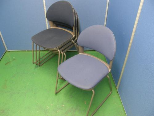 コクヨ製スタッキングチェア■4脚セット(色違い)■ネイビー3脚+ブルー１脚【会議チェア】
                                    中古
            