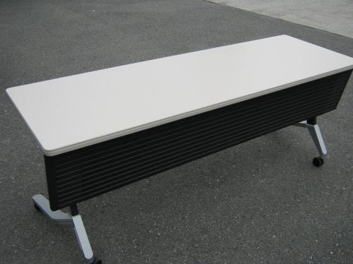 サイドスタックテーブル(フォールディングテーブル）コクヨ(kokuyo)折り畳み式・型番：KTT-S621F1■幕板付き■<br>スタイリッシュデザイン!!残り4台のため値下しました!!台揃い可!!【ロット】
                                    中古
            