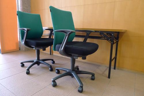 折りたたみテーブル＋オカムラ　CXチェア　2脚【セット商品】
                                    新古品
            