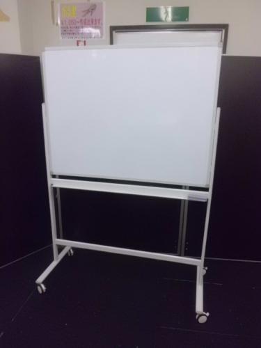 【￥１０.５００　残り１点特価シリーズ】　自立式片面ホワイトボード　■　盤面の消えが若干悪い為、オツトメ品
                                    中古
            