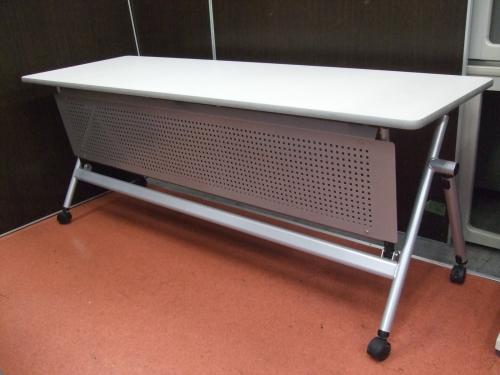 幕板付き！■イトーキ製　スタックテーブル■【ホワイト天板】■キャスター付きなので移動がラクラク♪■
                                    中古
            