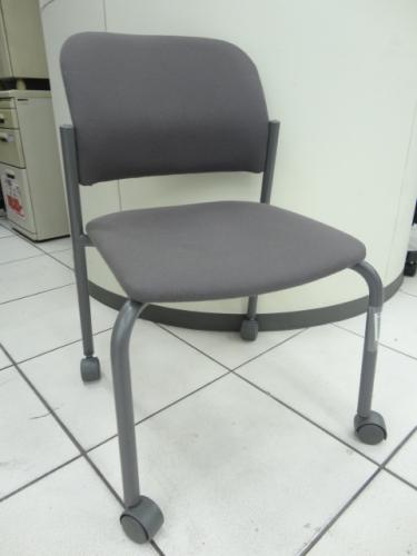 コクヨ製【KOKUYO】　キャスター付　スタッキングチェア【会議チェア】
                                    中古
            