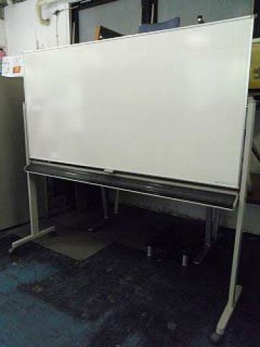 【１台入荷！】内田洋行製　自立式両面ホワイトボード　■盤面サイズ1800mm×900mm
                                    中古
            