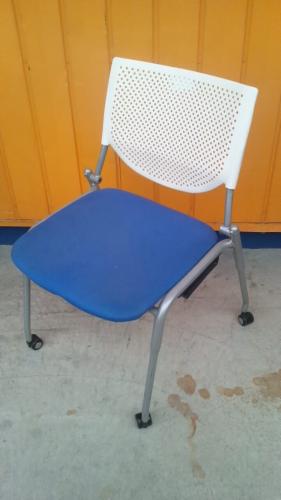 キャスター付き　スタッキングチェア【会議チェア】
                                    中古
            