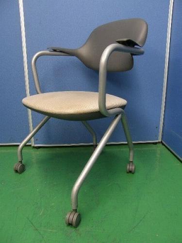 【6脚入荷！】肘付きネスティングチェア　■チャコールグレー　■座面ヨゴレありますが、機能には問題ありません【会議チェア】
                                    中古
            