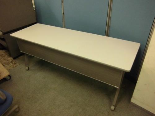 【ラスト数台！】イトーキ製　幕板付サイドスタックテーブル　■Ｗ1800　Ｄ600　
                                    中古
            