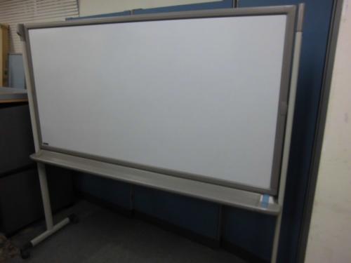 オカムラ製片面脚付きホワイトボード（裏面プロジェクター用スクリーン）
                                    中古
            
