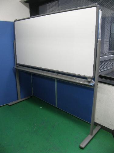 【１台入荷！】ホワイトボード 脚付き両面タイプ 盤面サイズ1800*900 ※片面一部にキズあり
                                    中古
            